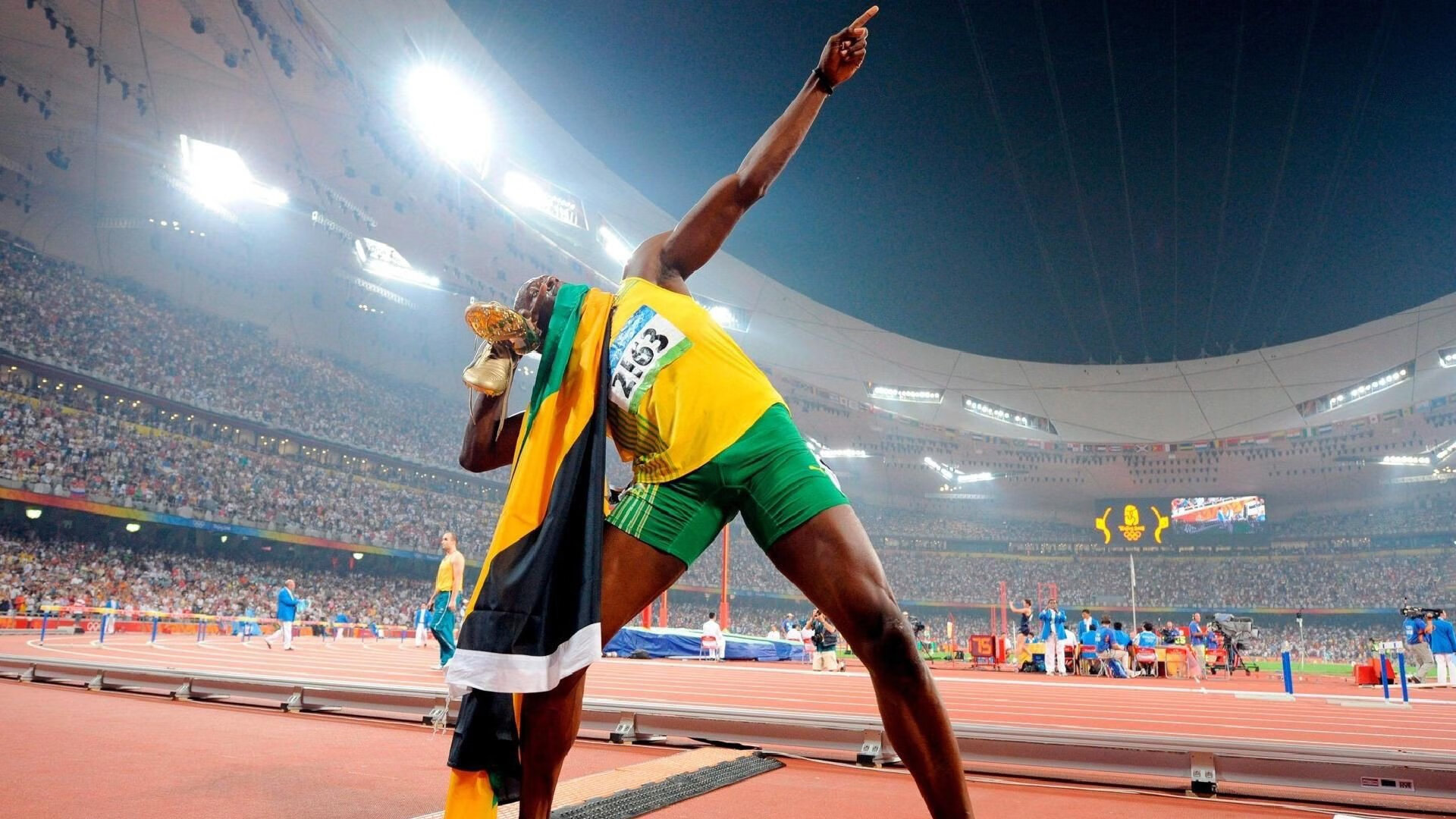 特色自行车越野赛,森林深处的速度较量,专业越野自行车特技,视频