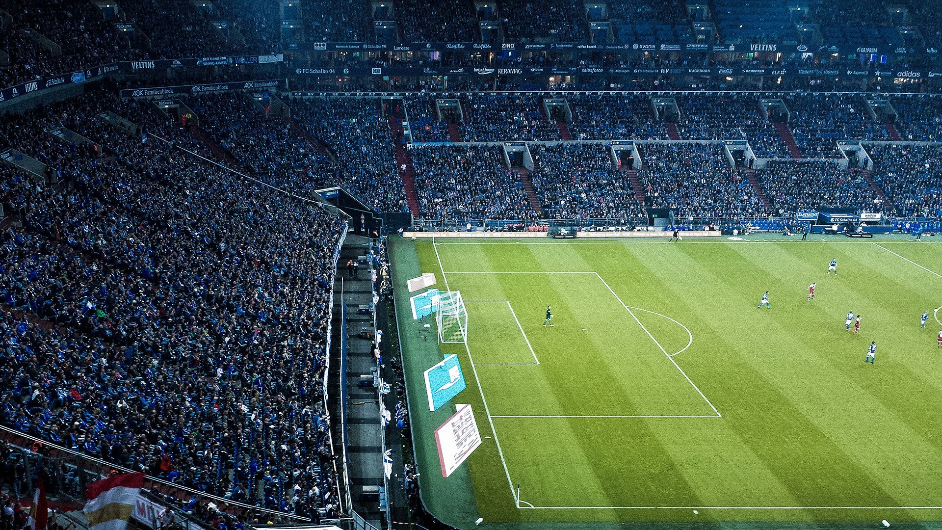 英超裁判判罚透明度提升，增强比赛信任，英超裁判出牌